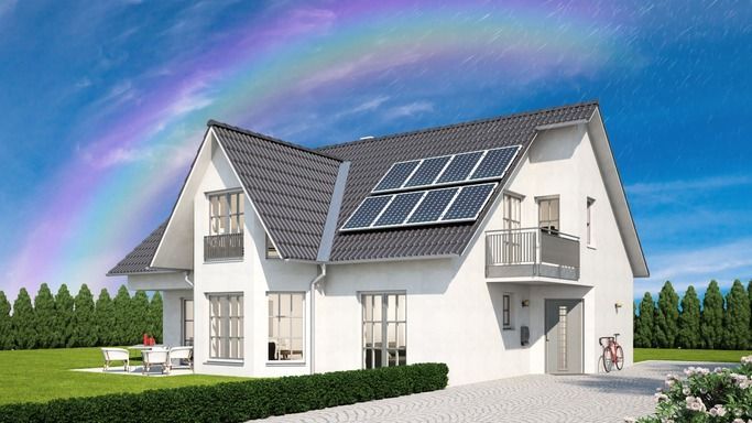 Una casa blanca con paneles solares en el techo.