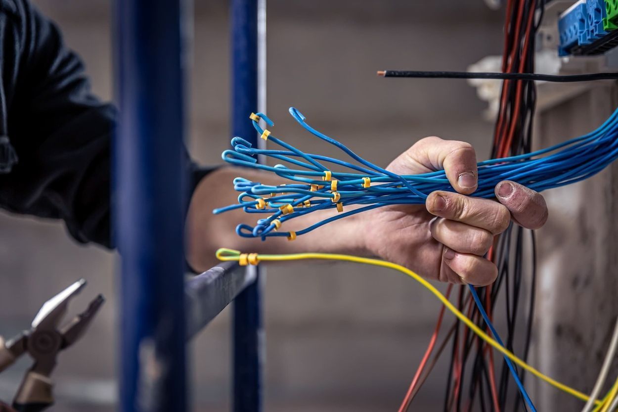 Una persona sostiene un montón de cables en sus manos.