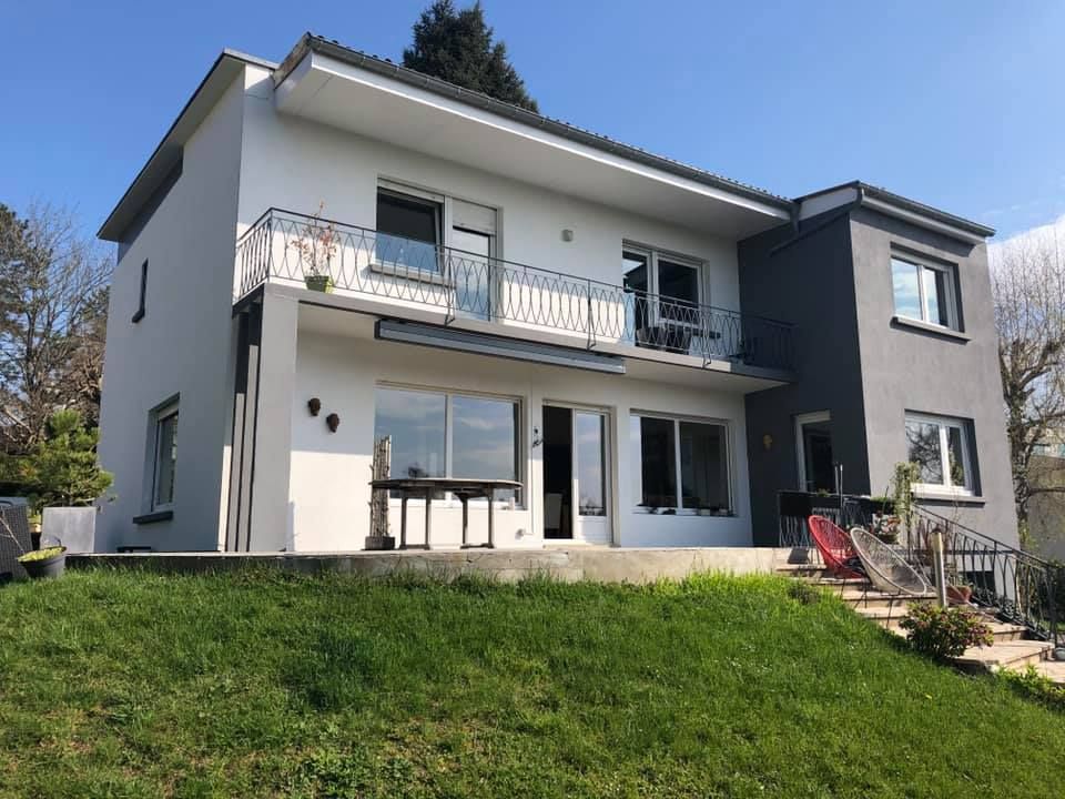 Façade de maison restaurée et rénovée