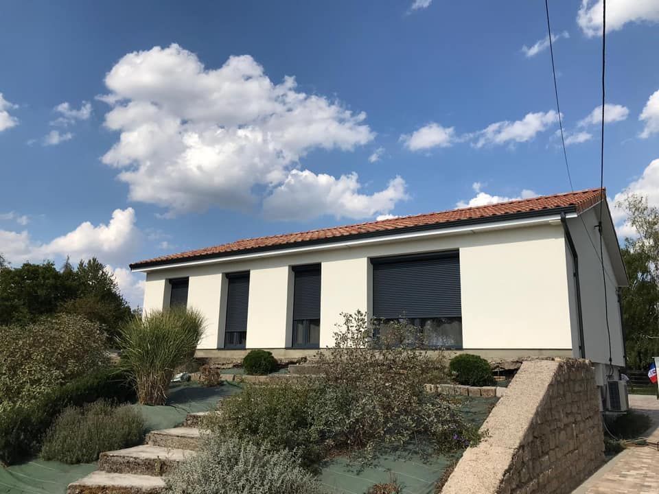 Façade de maison avec volets roulants gris