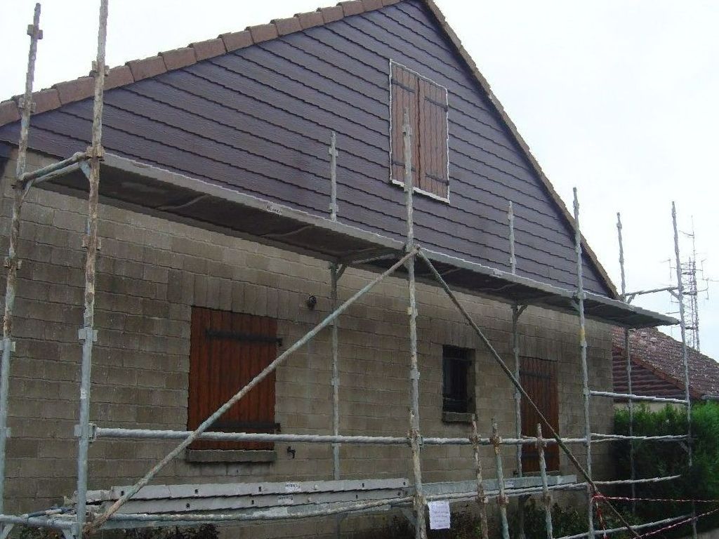 Un bardage avec des échafaudages.