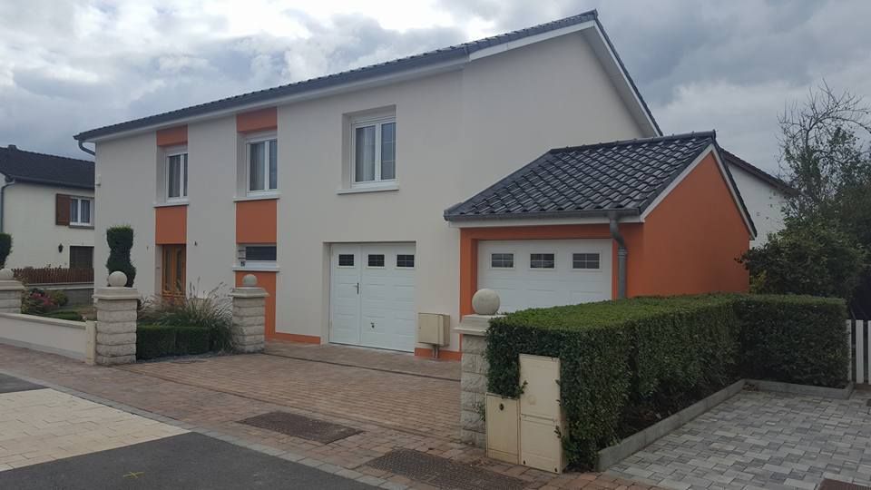 Façade de maison bicolore