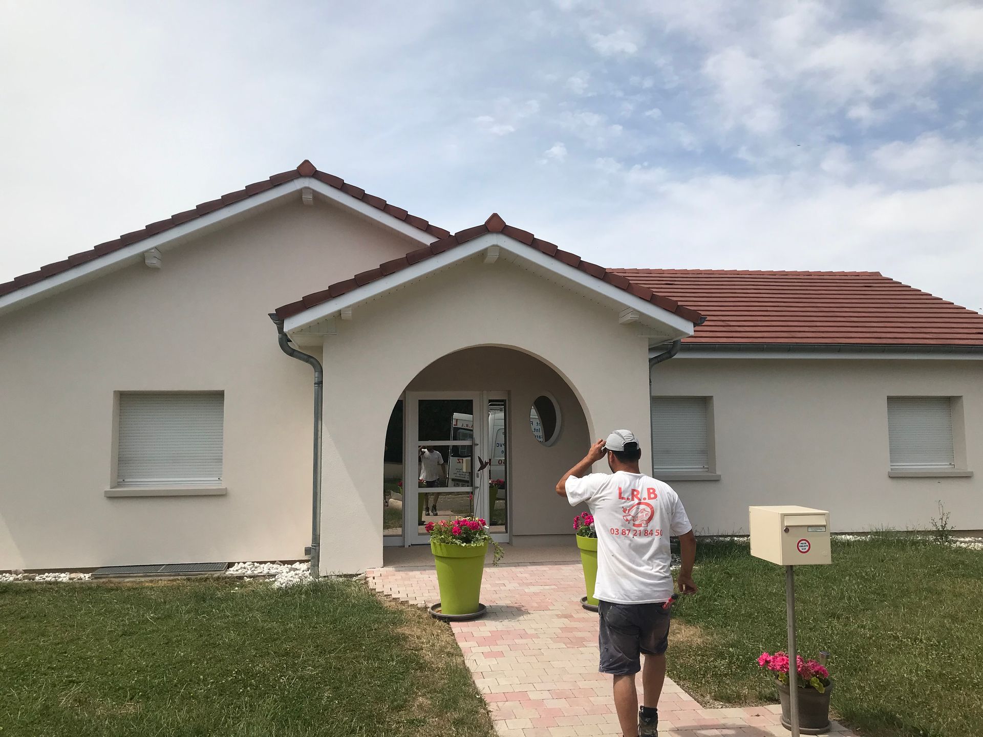 Professionnel de LRB se rendant à une maison