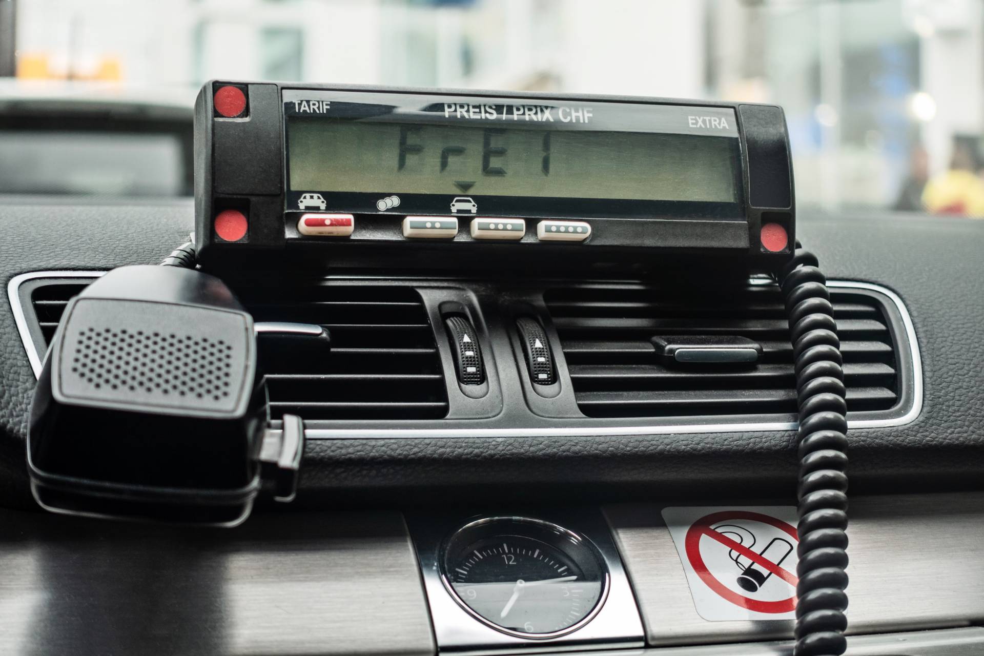 Taxi-Radio-Display mit der Anzeige „FFE1“ auf dem Armaturenbrett mit angeschlossenem Mikrofon.