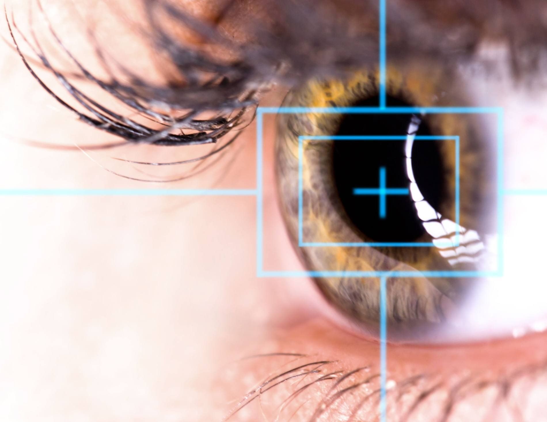 Un primer plano del ojo de una persona con una cruz en él.