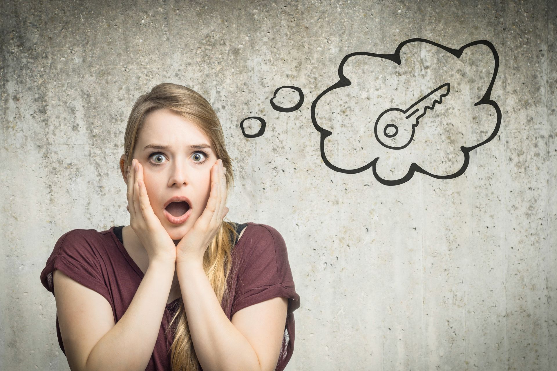 Une jeune femme surprise avec une bulle de discussion avec une clé à l'intérieur.