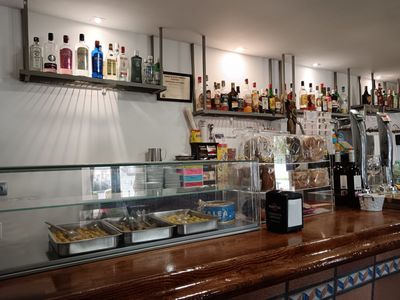 Un bar con muchas botellas y comida.