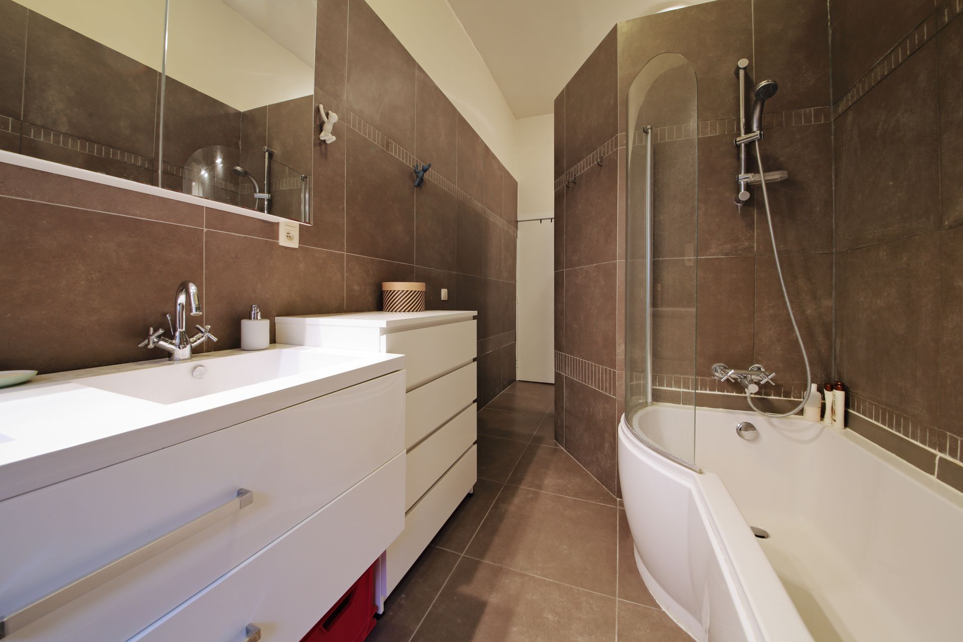 Salle de bains moderne.