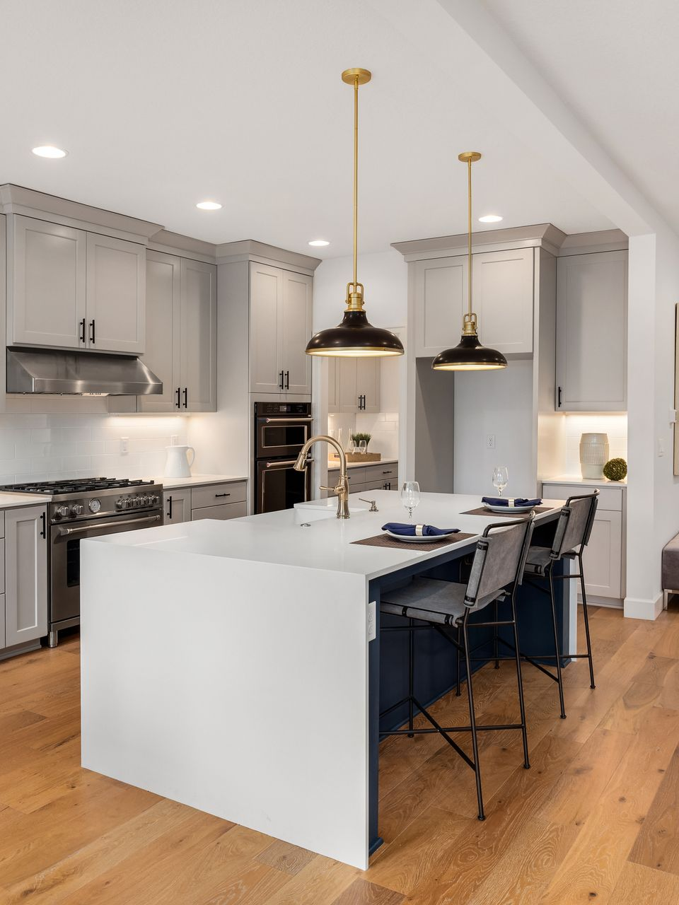 Cuisine avec un îlot blanc.