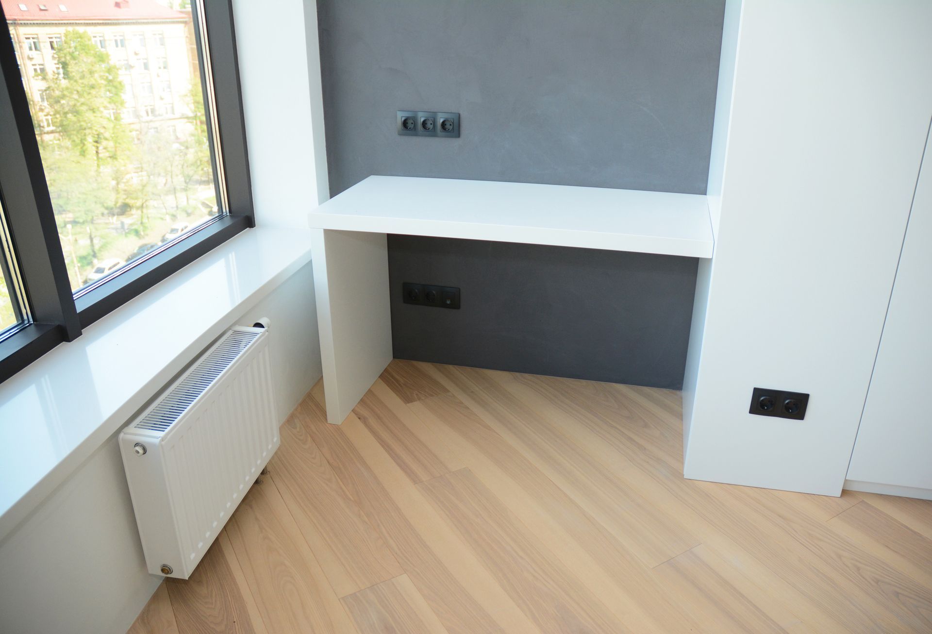 Chambre moderne avec bureau intégré.