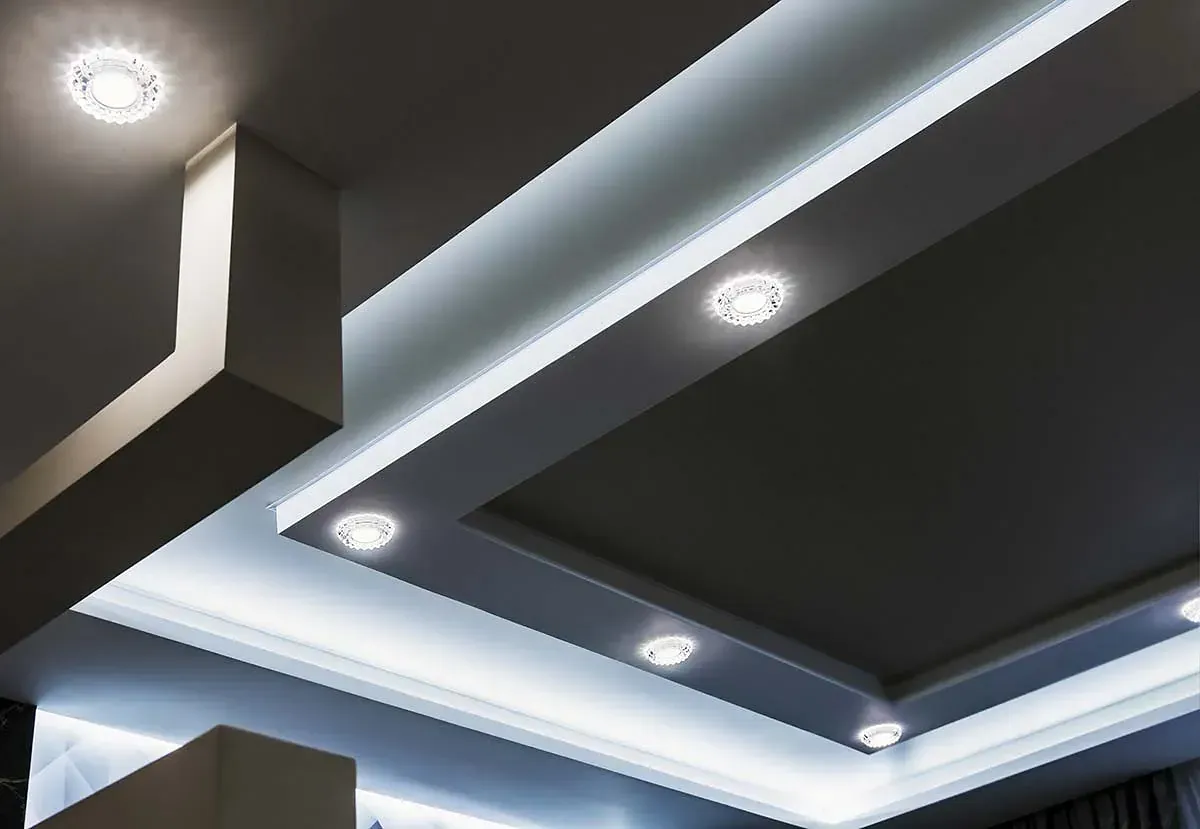 Un techo con muchas luces.