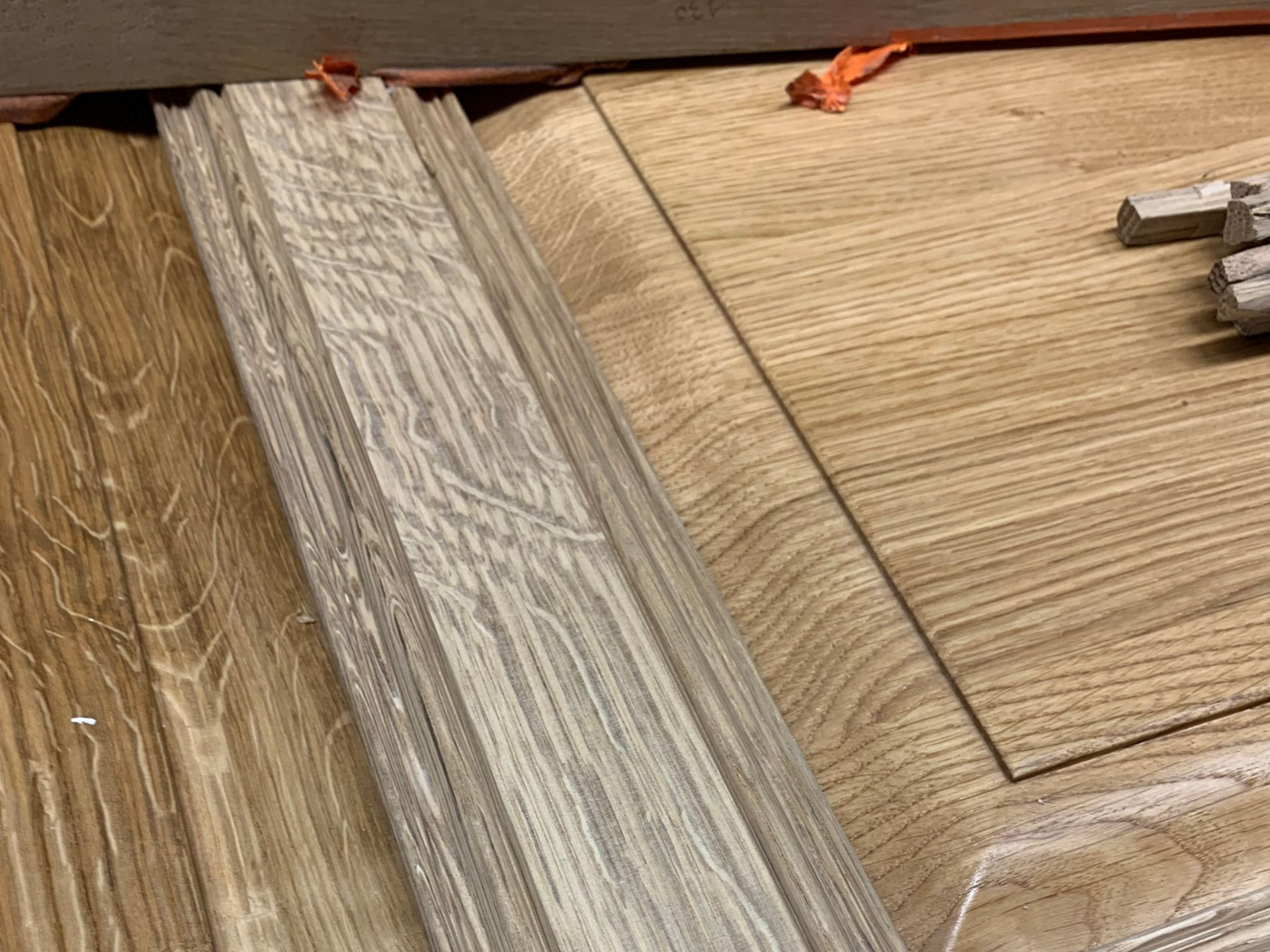 Gros plan sur un détail de menuiserie en bois et des outils posés dessus.