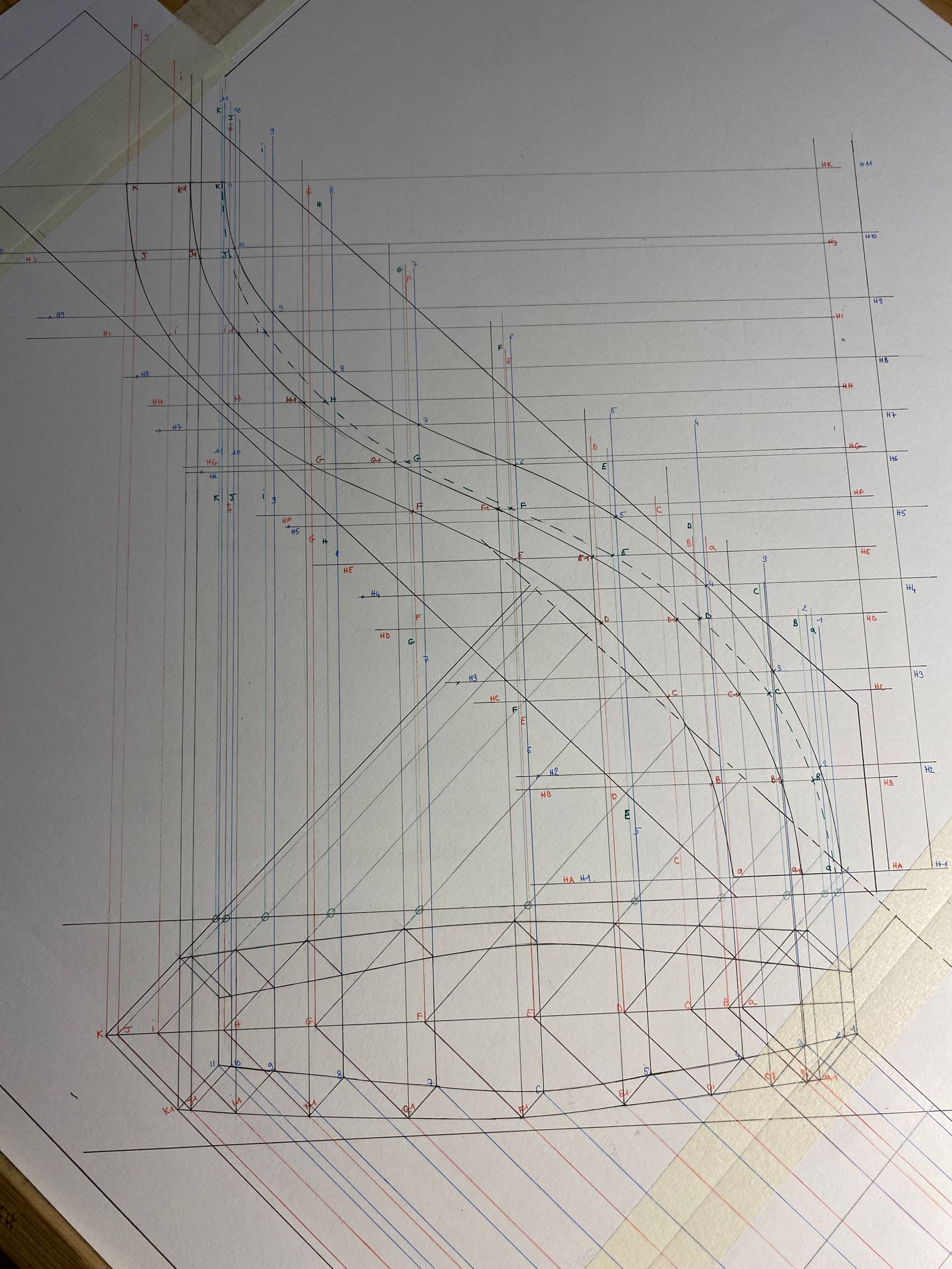 Croquis géométrique composé de lignes diagonales et de nombreuses petites marques en forme de croix.