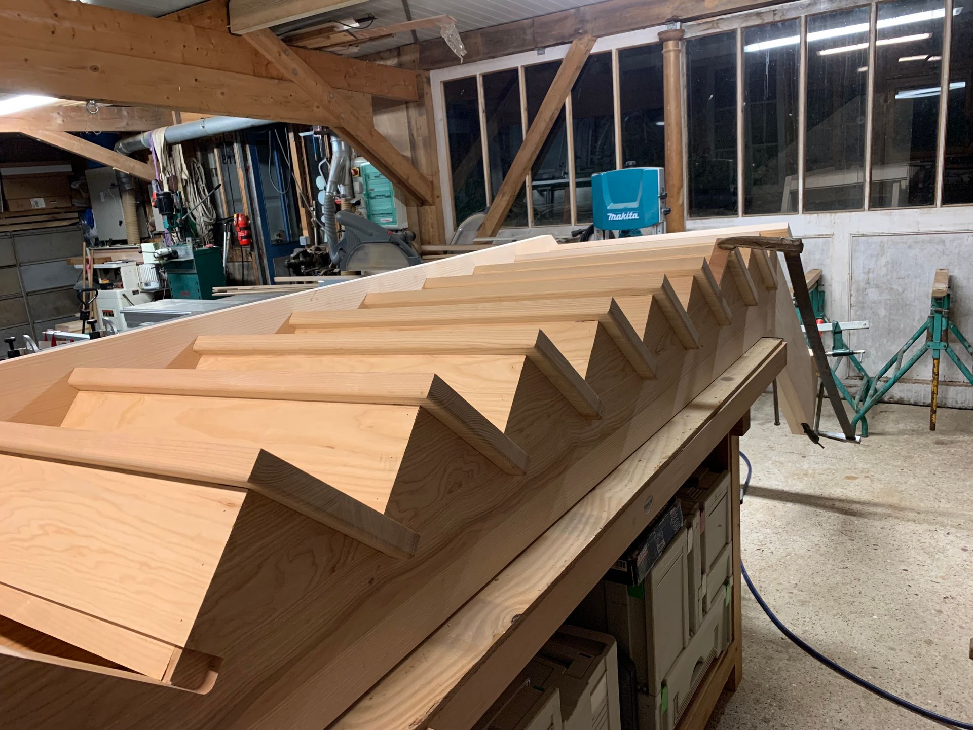 Escalier en fabrication dans un atelier.