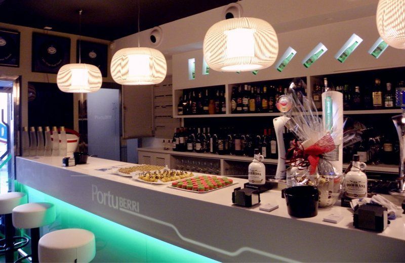 Un bar con muchas botellas de alcohol en los estantes.