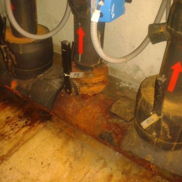 Un primer plano de una tubería con una flecha apuntando hacia la derecha.