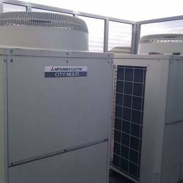 Dos acondicionadores de aire Mitsubishi Electric City Multi están colocados uno al lado del otro.
