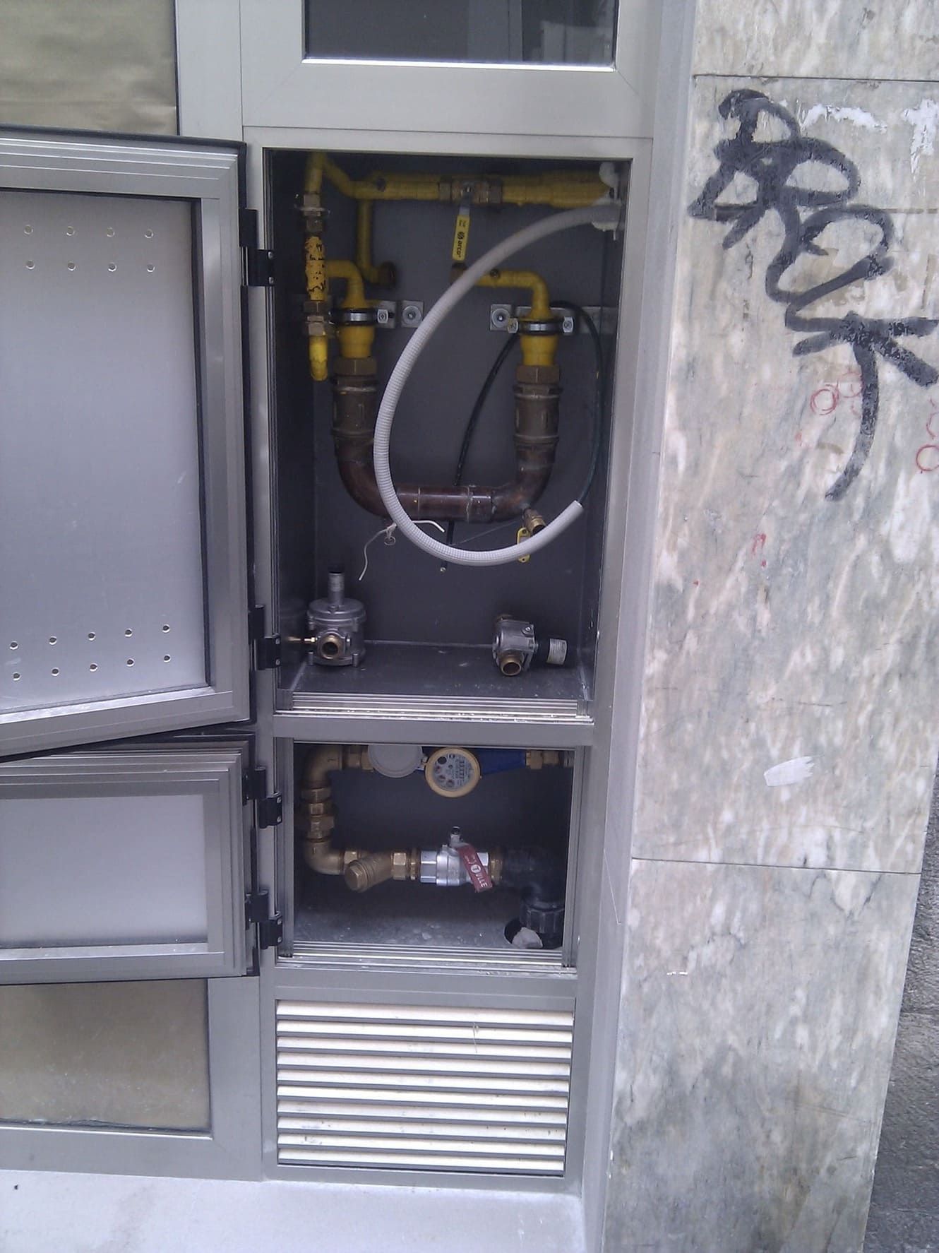 Una pared con un grafiti que dice 