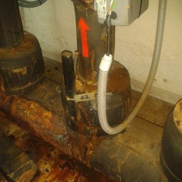 Un primer plano de una tubería con una manguera conectada a ella.