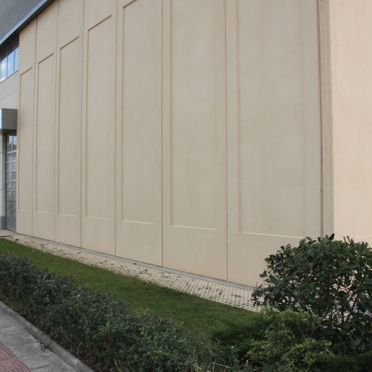 Un gran edificio beige con muchas ventanas.