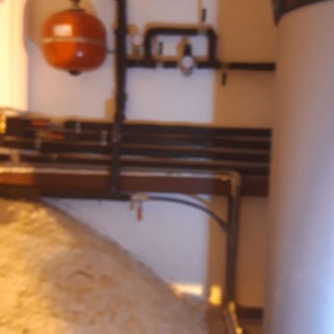 Una imagen borrosa de una habitación con una bola roja en la pared.