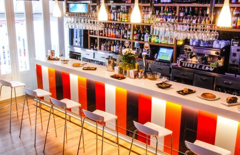 Una barra con encimera de rayas y taburetes.