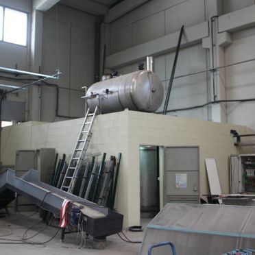 Un tanque grande con una escalera encima.