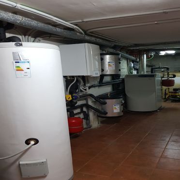 Una habitación con muchas calderas y calentadores en ella.