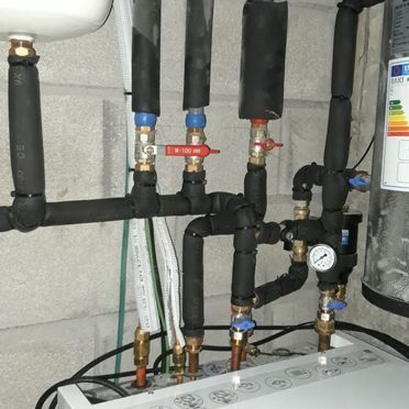 Un montón de tuberías están conectadas a una máquina.