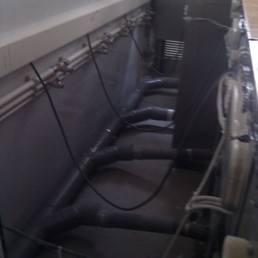 Un montón de tuberías están conectadas a una máquina.