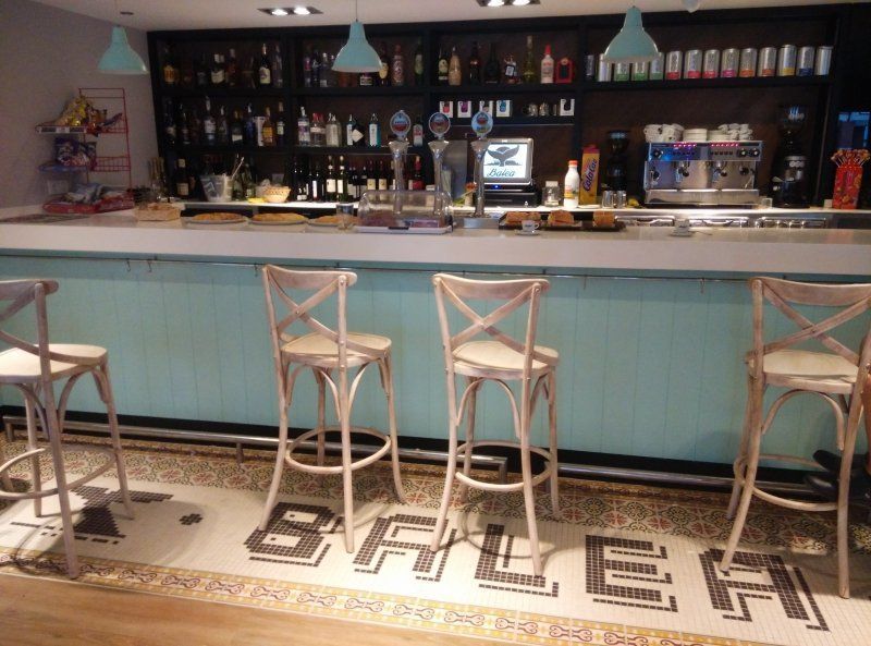 Un bar con la palabra balea en el suelo.