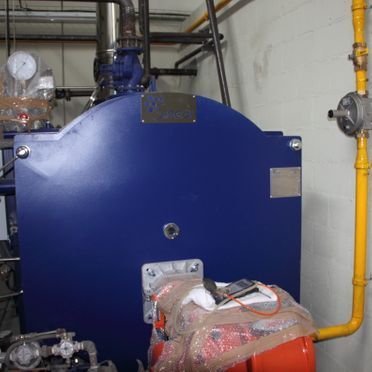 Una máquina azul con un tubo amarillo conectado a ella.