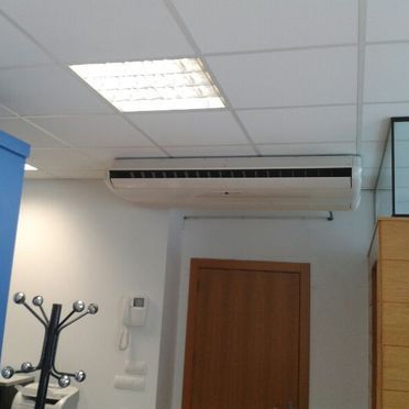 Una habitación con un perchero y un ventilador de techo.