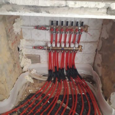 Un montón de tubos rojos están conectados entre sí en una habitación.