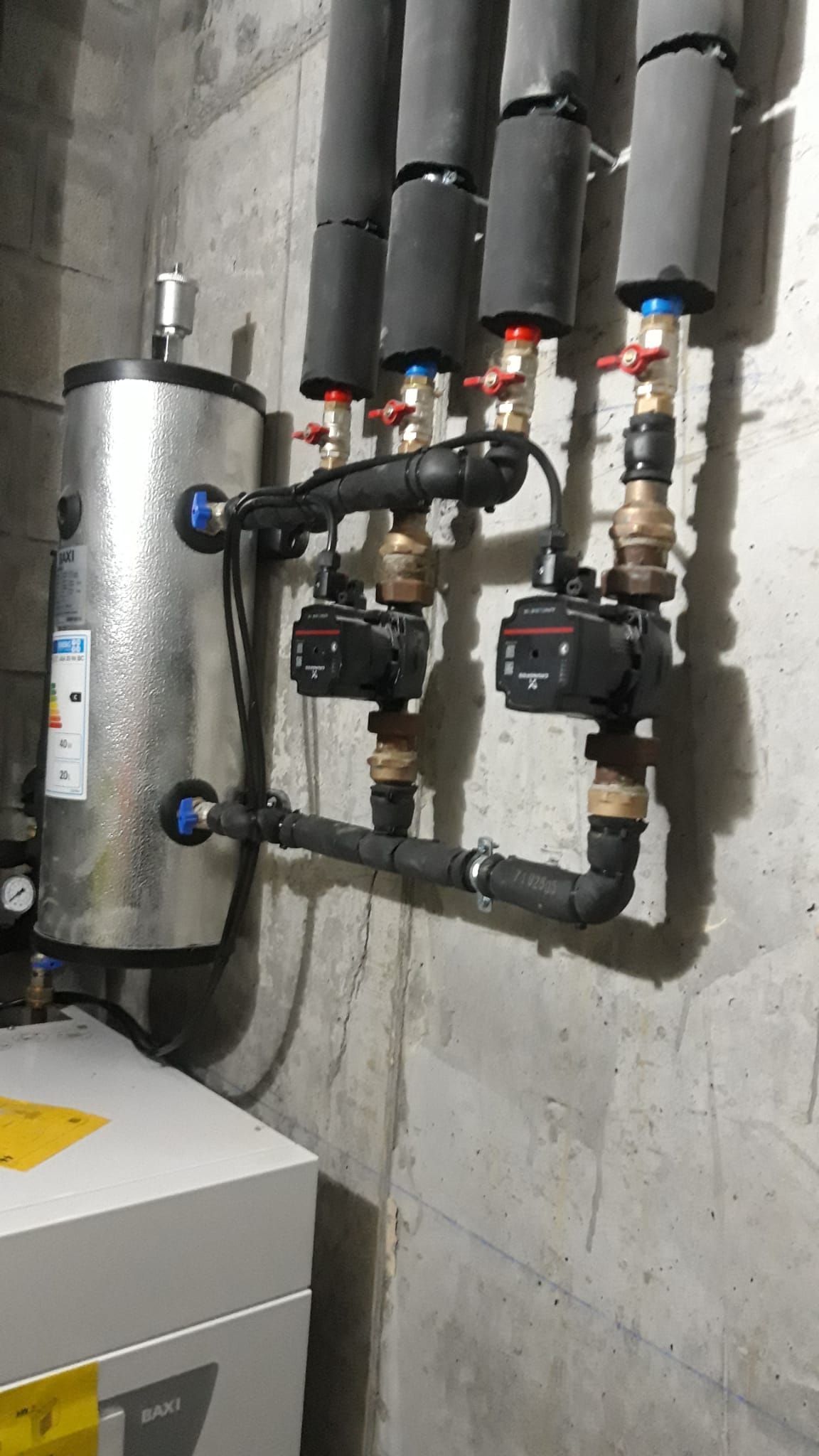 Un montón de tuberías están conectadas a una pared de una habitación.