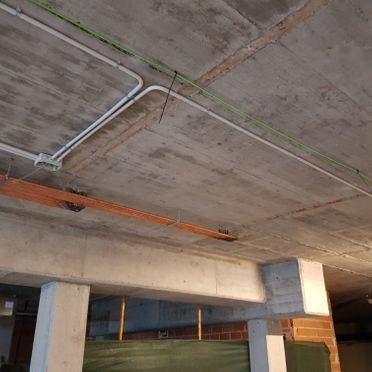 Un techo con muchos cables colgando de él.