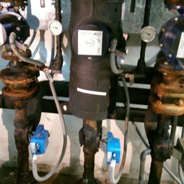 Un primer plano de una tubería con un reloj encima.