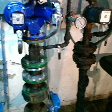 Un montón de tuberías y válvulas están apiladas una encima de otra.