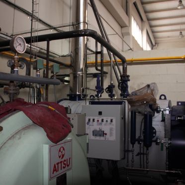 Una habitación con un cartel que dice attsu