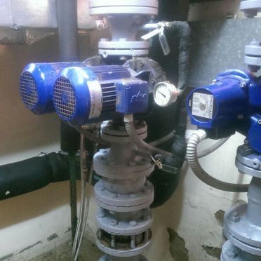 Un montón de tuberías y bombas están conectadas entre sí.