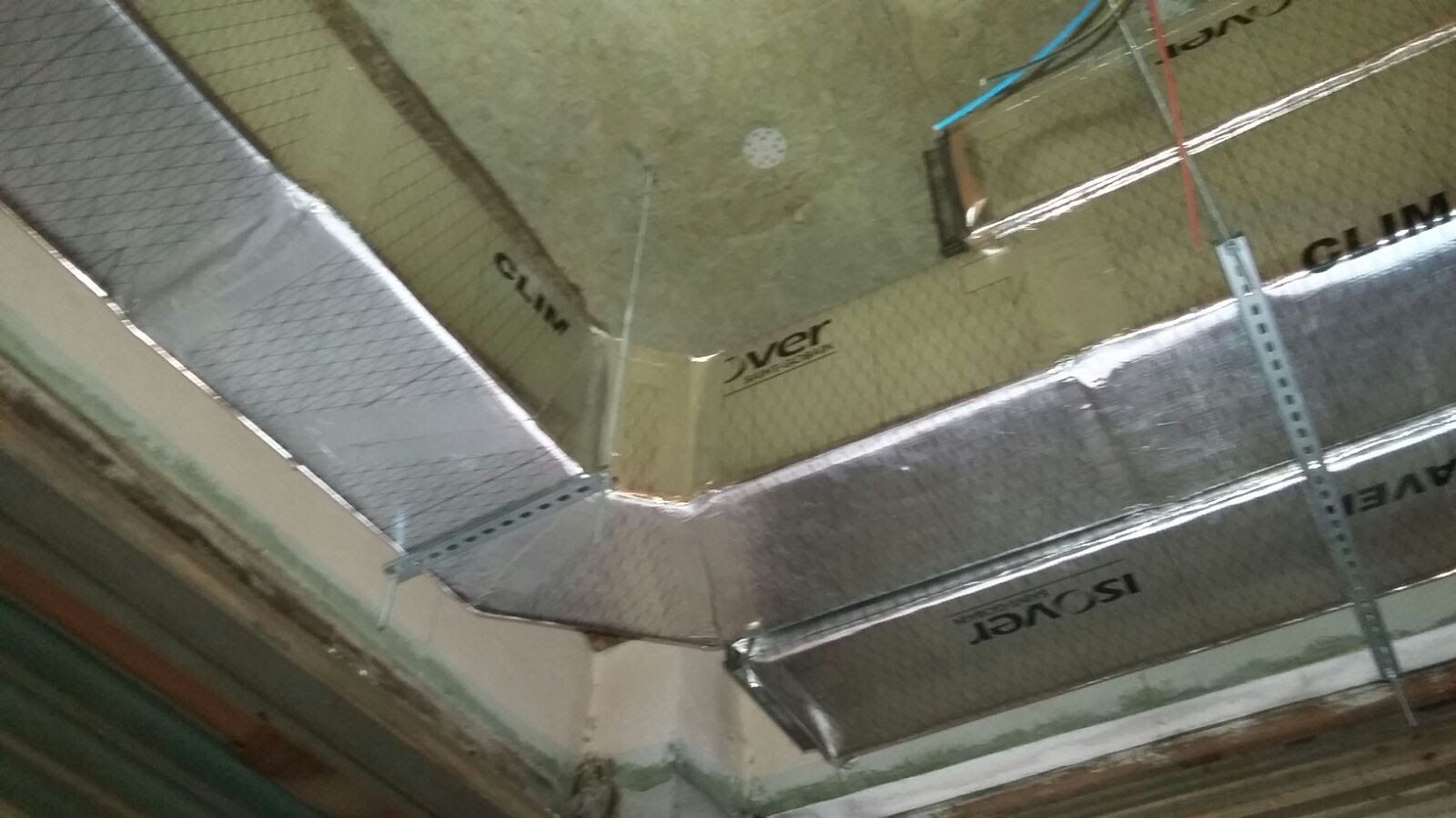 Un primer plano de un tubo de metal colgando del techo.