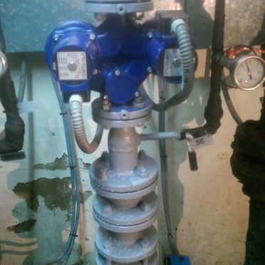 Una pipa azul y plateada con un reloj encima.