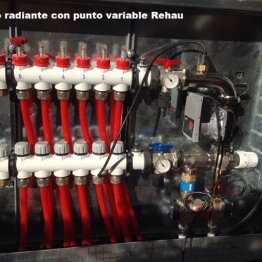 Una caja con tubos rojos y blancos y las palabras radiante con punto variable rehau