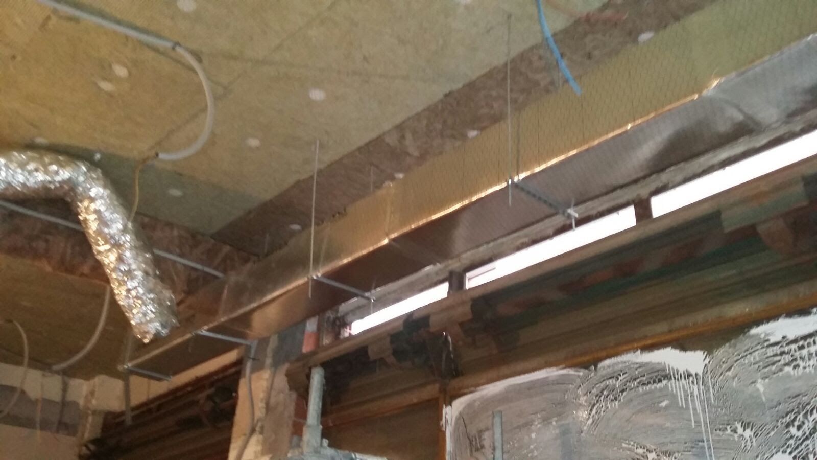 Un techo con un tubo de metal colgando de él.