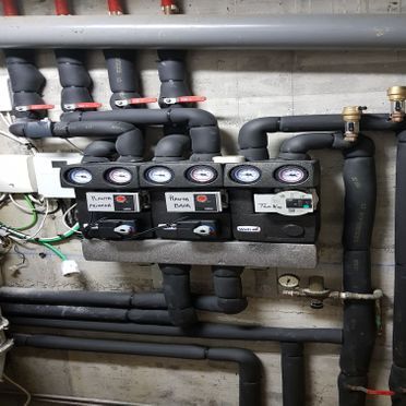 Un montón de tuberías están conectadas entre sí en una habitación.