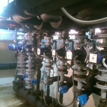 Un montón de tuberías y válvulas están alineadas en una habitación.