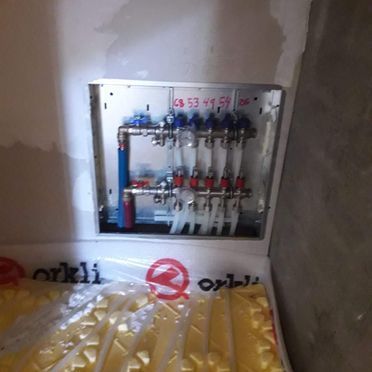 Una caja con muchos cables eléctricos dentro.