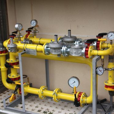 Un montón de tubos amarillos con medidores en ellos.