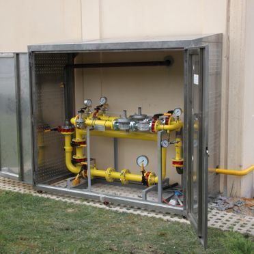 Una caja de metal con un montón de tubos amarillos en su interior.