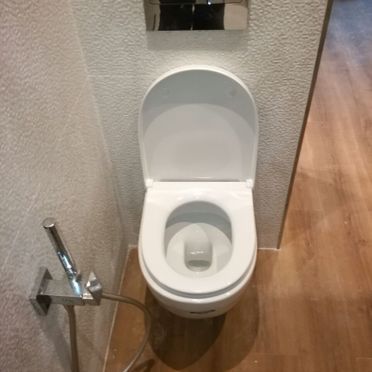 Un inodoro con un bidé adjunto.